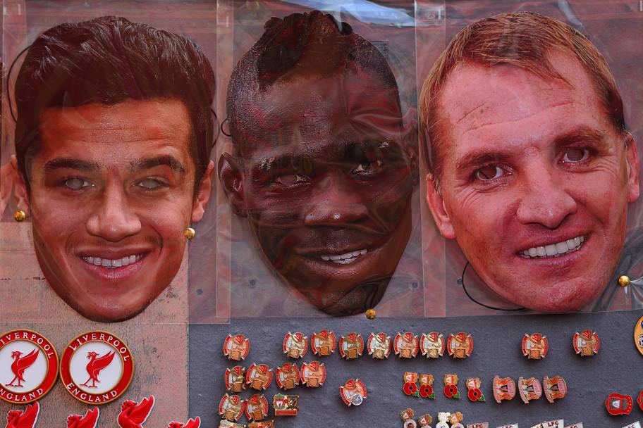 Le maschere di Philippe Coutinho, Mario Balotelli e Brendan Rodgers in vendita fuori lo stadio del Liverpool, prima della sfida di Premier League contro l&#39;Hull City (Getty Images)